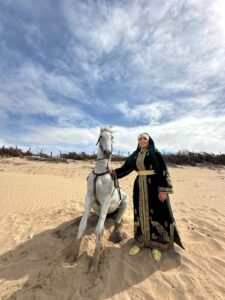 بشرى النقرة تطهو نجاحا جديدا في عالم الطبخ المغربي، ومقطع فيديو "أنا مغربية" يشعل مواقع التواصل الاجتماعي