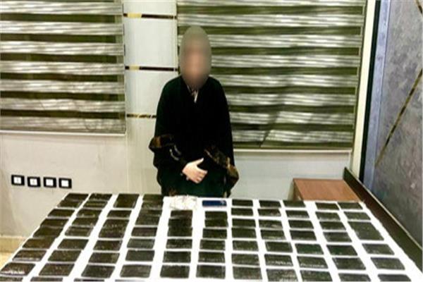 ضبط عاطلين وسيدة بحوزتهم مخدرات