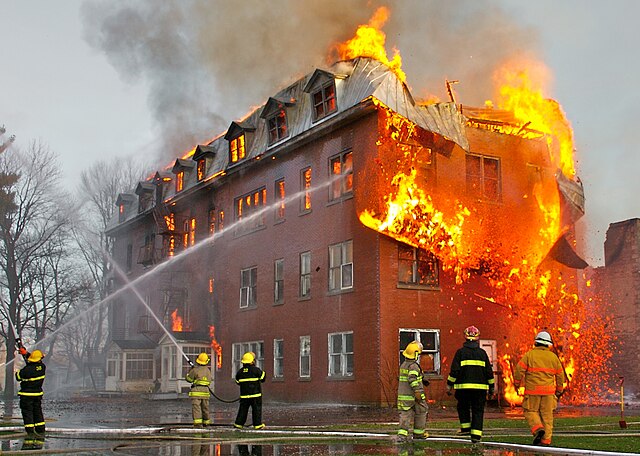 640px-Fire_inside_an_abandoned_convent_in_Massueville,_Quebec,_Canada